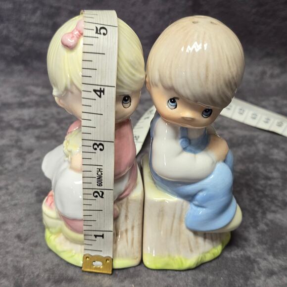 Precious Moments Girl & Boy Sitting on Tree Stump Salt & Pepper Shaker Decor - Picture 8 of 10